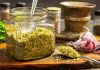 Пряная соль со стрелками чеснока