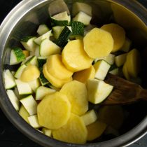 Добавляем очищенный и нарезанный толстыми кружочками картофель.