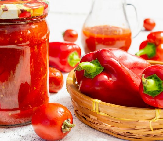 Лечо из красного перца с физалисом