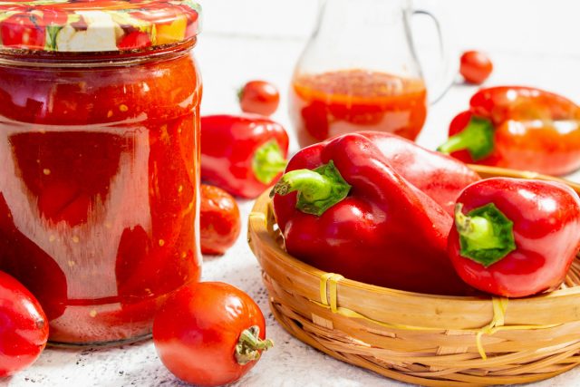 Лечо из красного перца с физалисом