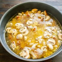Вливаем кипящую воду в сковороду. По вкусу солим. Вливаем кипящую воду в сковороду. По вкусу солим.