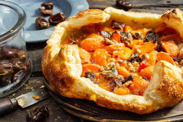 Слоеный пирог с абрикосами и финиками Слоеный пирог с абрикосами и финиками