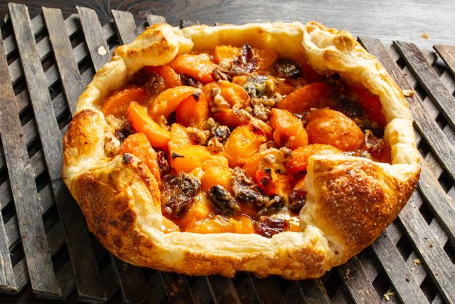 Готовый слоеный пирог с абрикосами и финиками остужаем на решетке. Подаем к кофе или чаю. Готовый слоеный пирог с абрикосами и финиками остужаем на решетке. Подаем к кофе или чаю.
