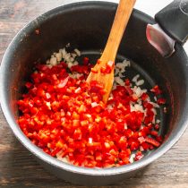 Нарезаем мякоть мелкими кубиками, кладем в кастрюлю к нарезанному луку. Нарезаем мякоть мелкими кубиками, кладем в кастрюлю к нарезанному луку.