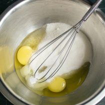 Отмеряем сахарный песок, смешиваем его с куриными яйцами. Отмеряем сахарный песок, смешиваем его с куриными яйцами.